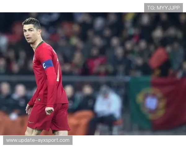 C罗背身一摆形成传中空档,葡萄牙进攻再拔高 C罗背身一摆形成传中空档,葡萄牙进攻再拔高