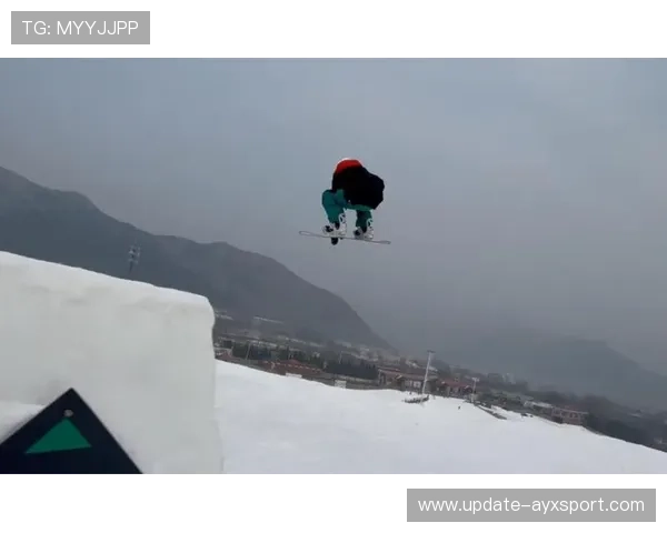 单板滑雪者挑战前所未有“三连飞”震撼雪场